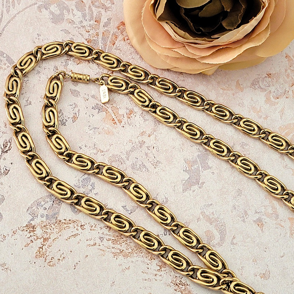 Gold tone thick snail chain necklace.