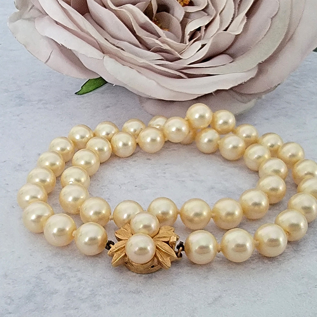 Vintage knotted glass pearl choker.