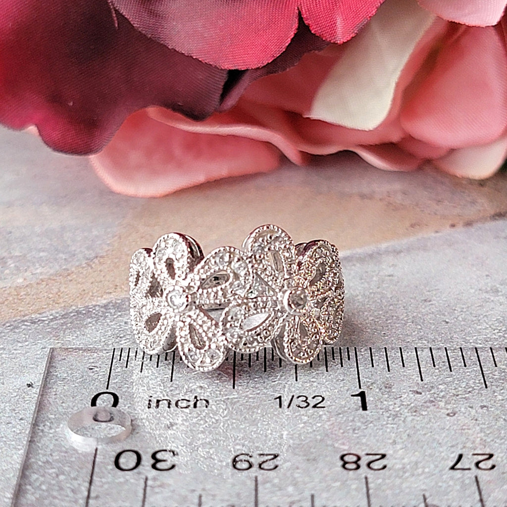 Flower ring with ruler.