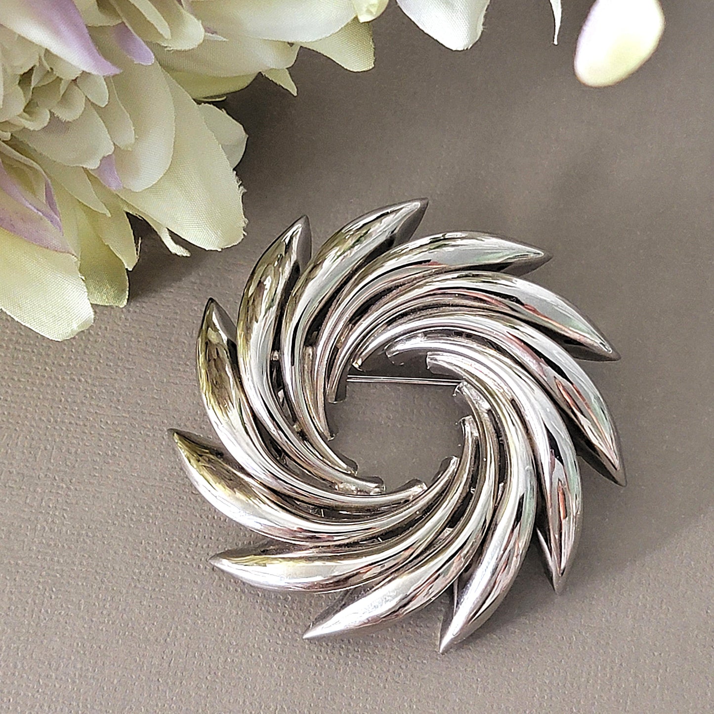 Midcentury modernist spike style wreath pin.