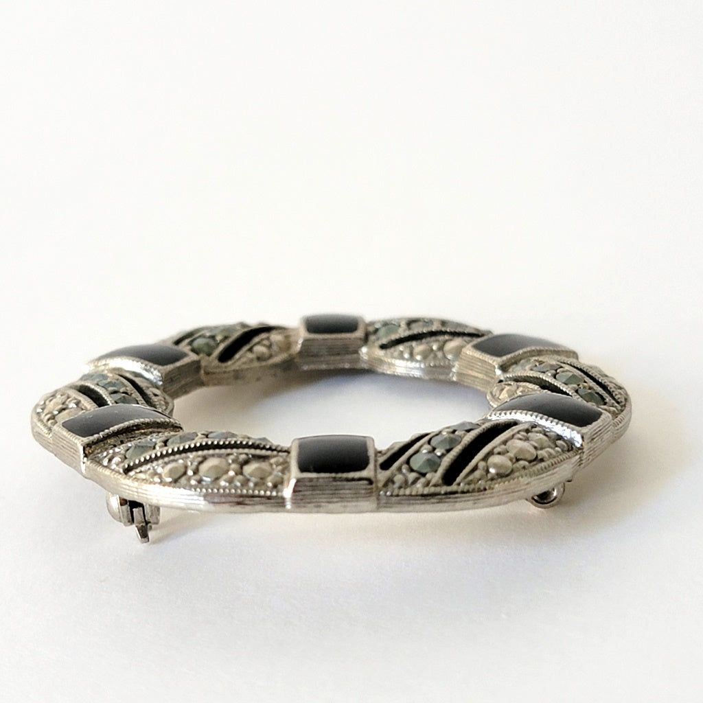 Top view of a brooch.