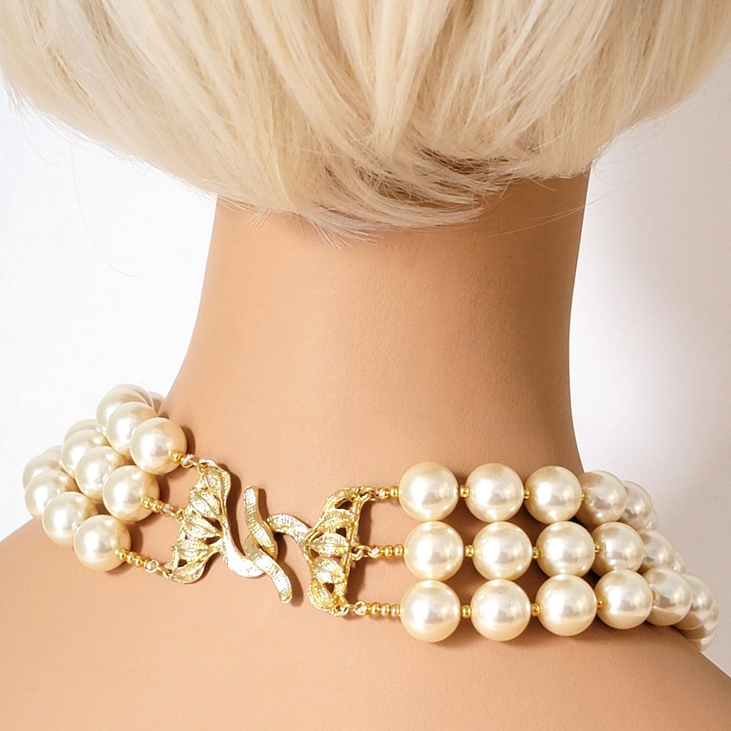 Back of faux pearl choker.