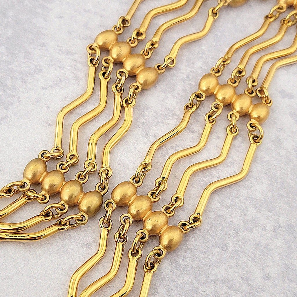 Vintage gold tone wavy necklace links.