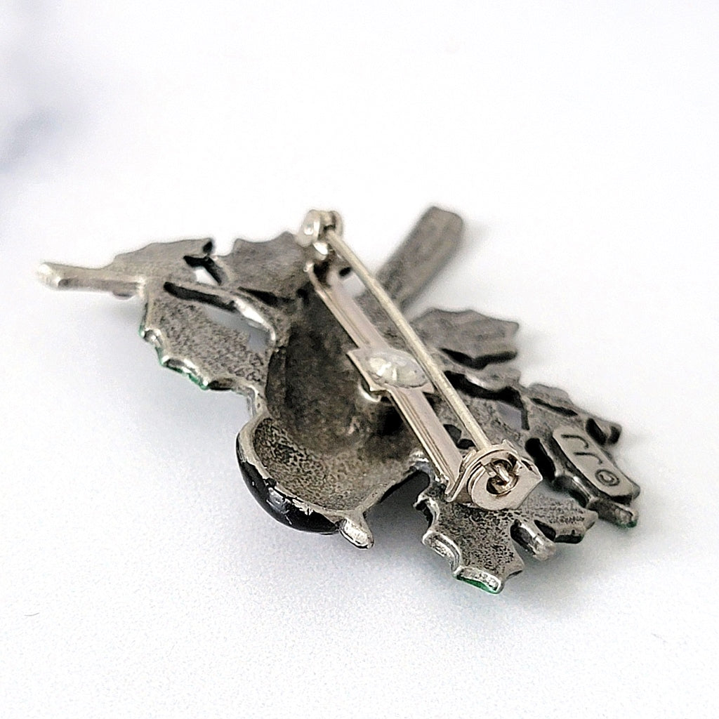 Clasp mechanism on brooch.