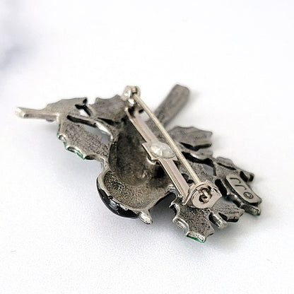 Clasp mechanism on brooch.