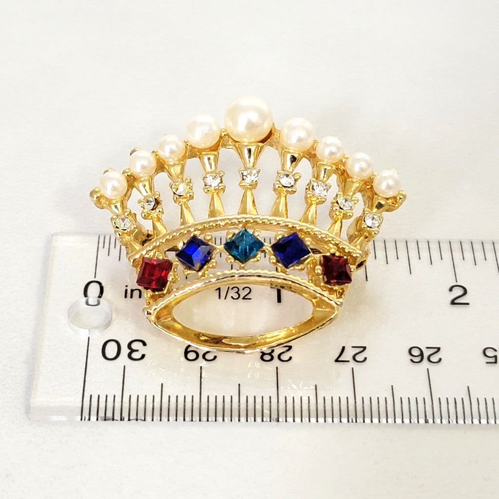 Crown brooch with ruler.