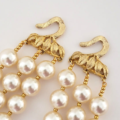 Double hook clasp.