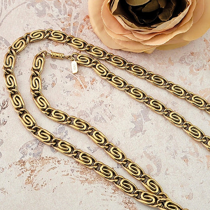 Gold tone thick snail chain necklace.