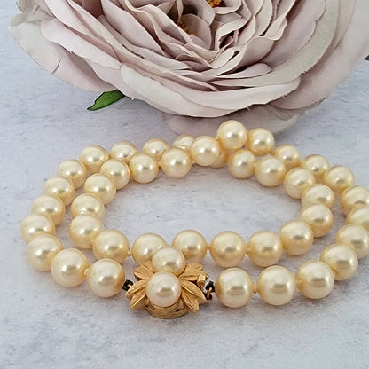 Vintage knotted glass pearl choker.
