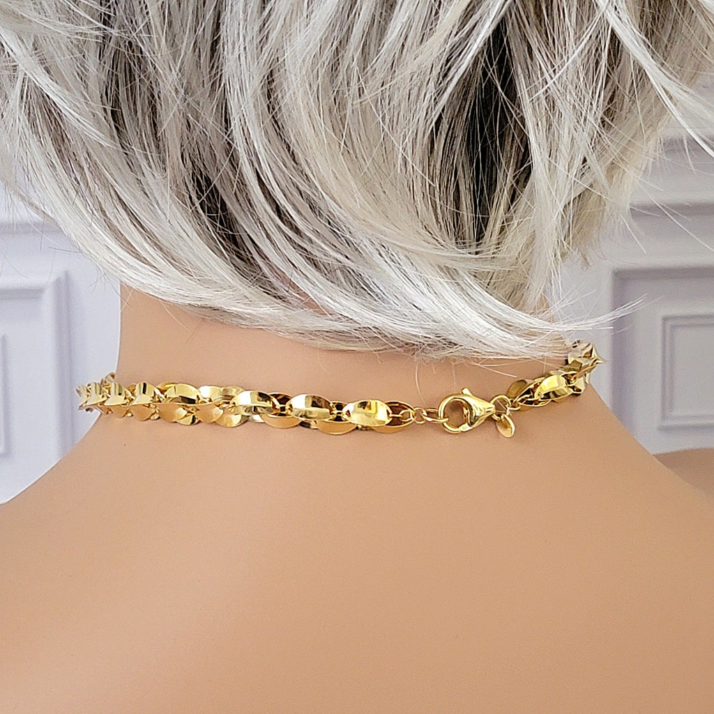 Back clasp of a necklace on a mannequin.