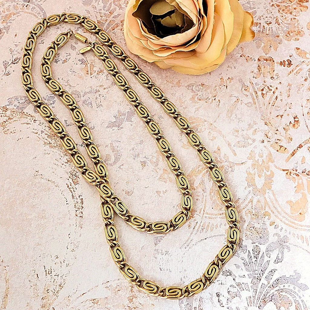 Vintage gold tone chain necklace.
