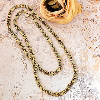 Vintage gold tone chain necklace.