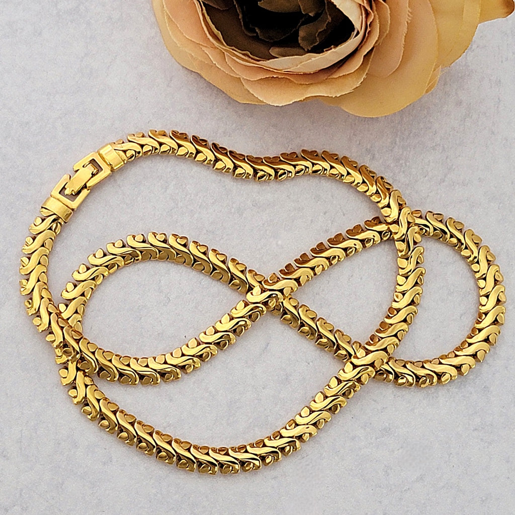 Fancy gold tone vintage chain necklace.