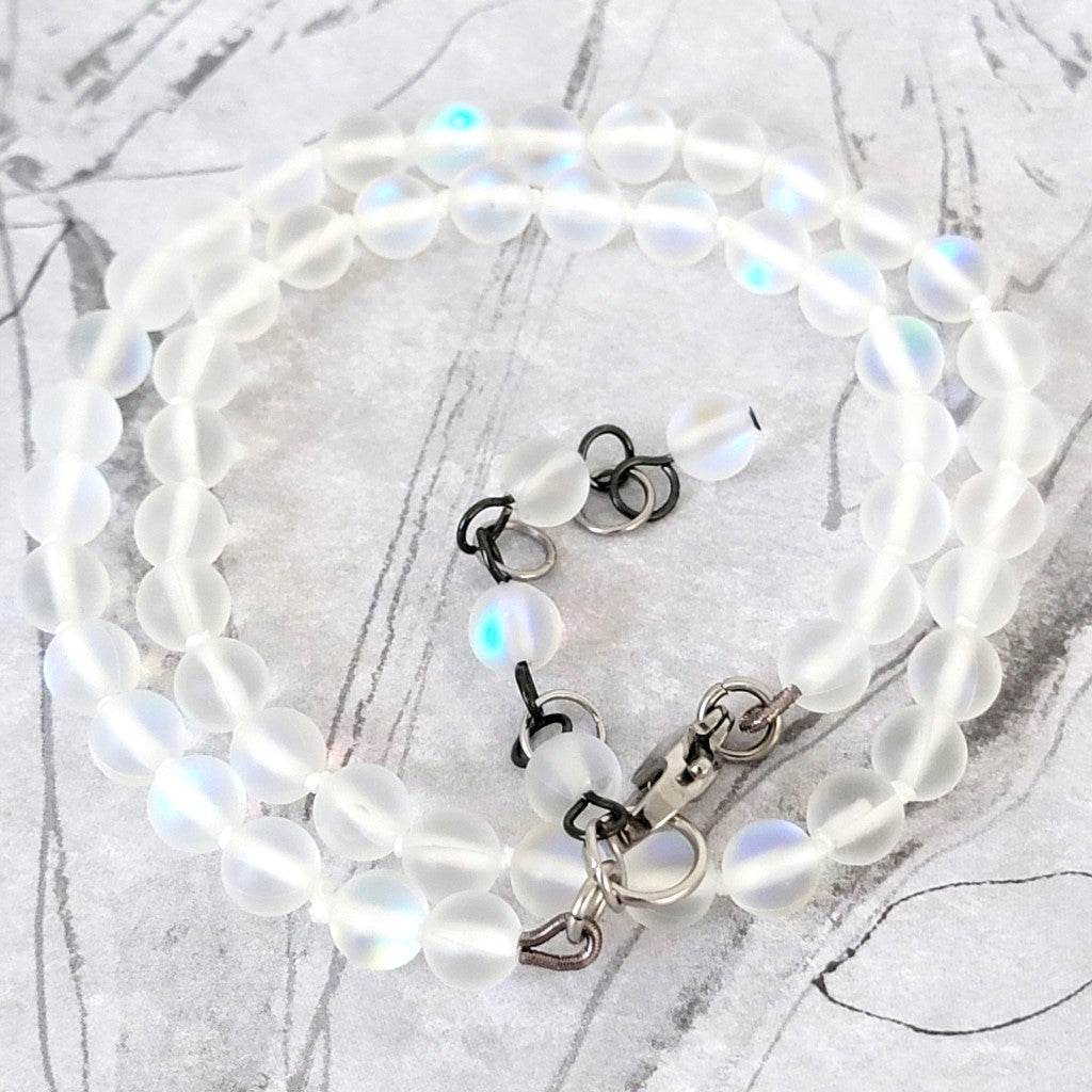 Imitation opal beaded choker.