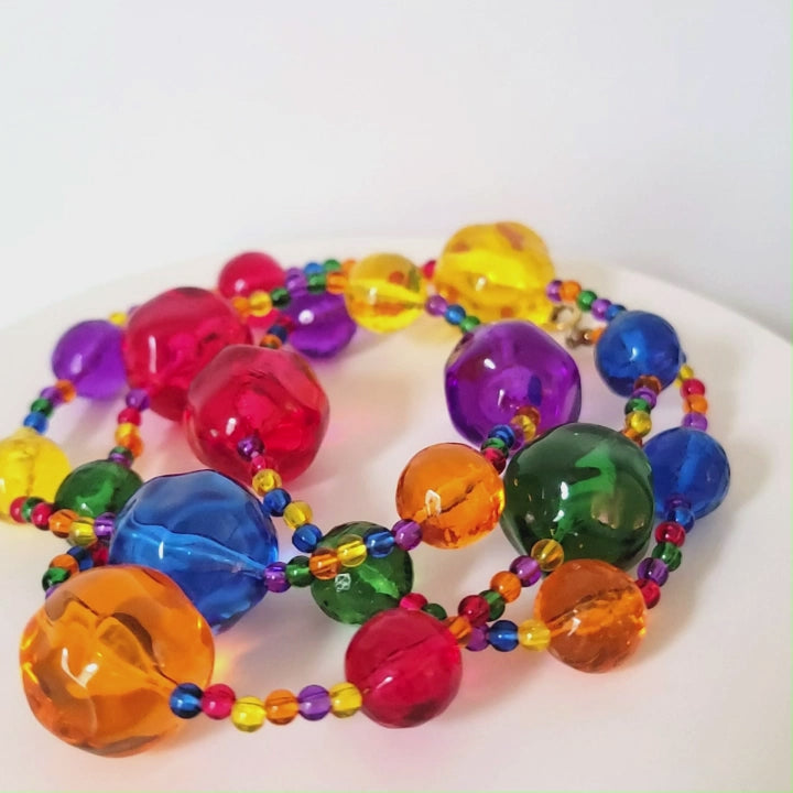 Bright multicolor long 80s style necklace.