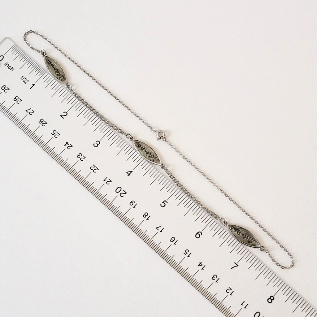 Minimalist choker with ruler.
