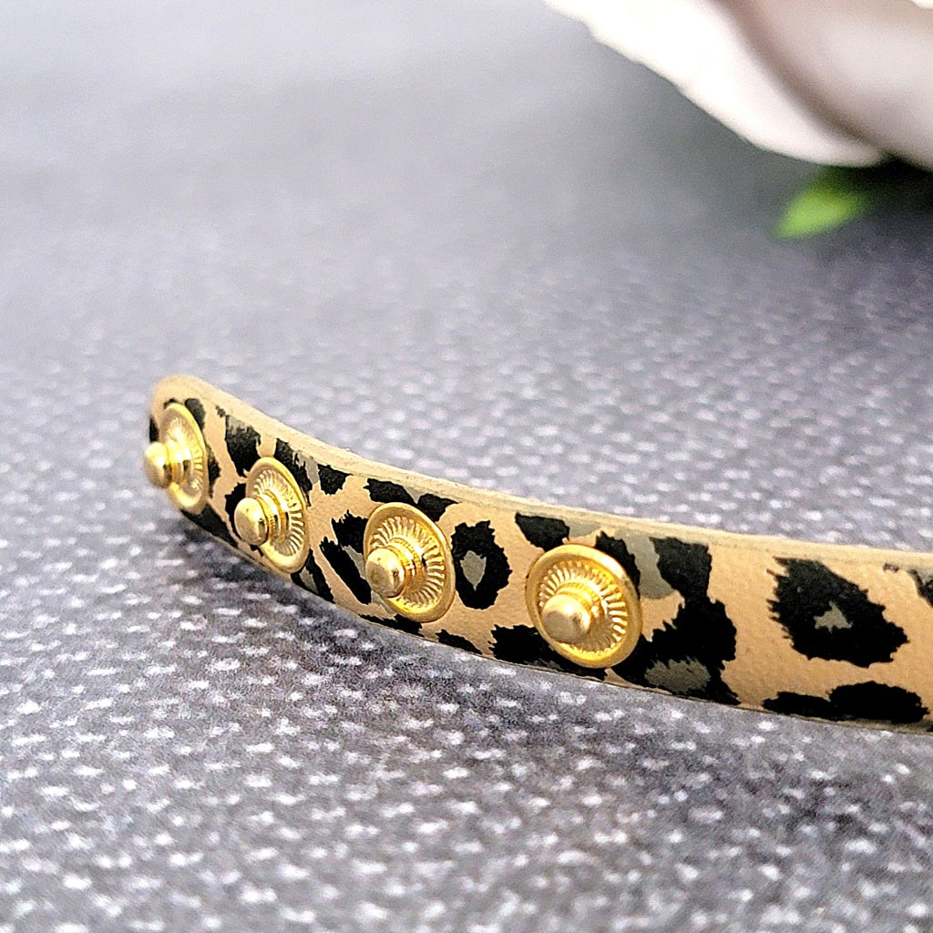 Leopard print bracelet band with snaps.