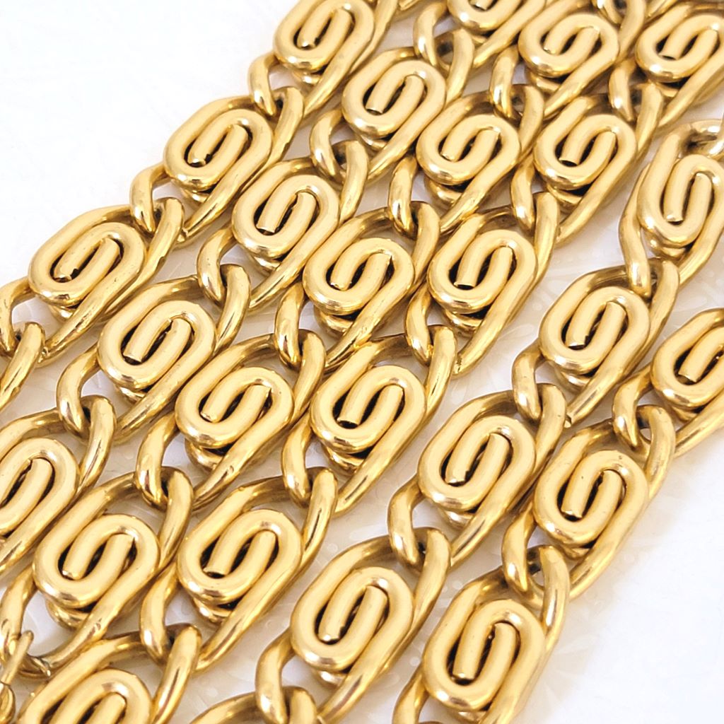 Closeup view of gold tone snail chain on an Anne Klein choker.