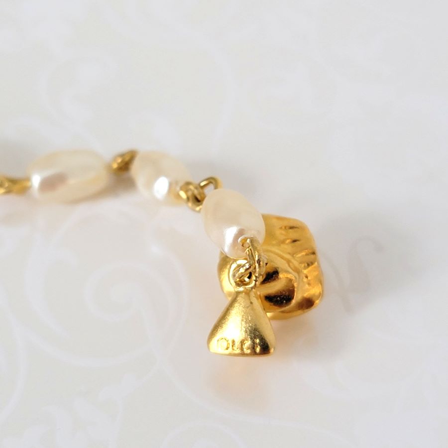 Closeup view of a Liz Claiborne logo charm.