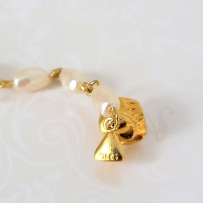 Closeup view of a Liz Claiborne logo charm.