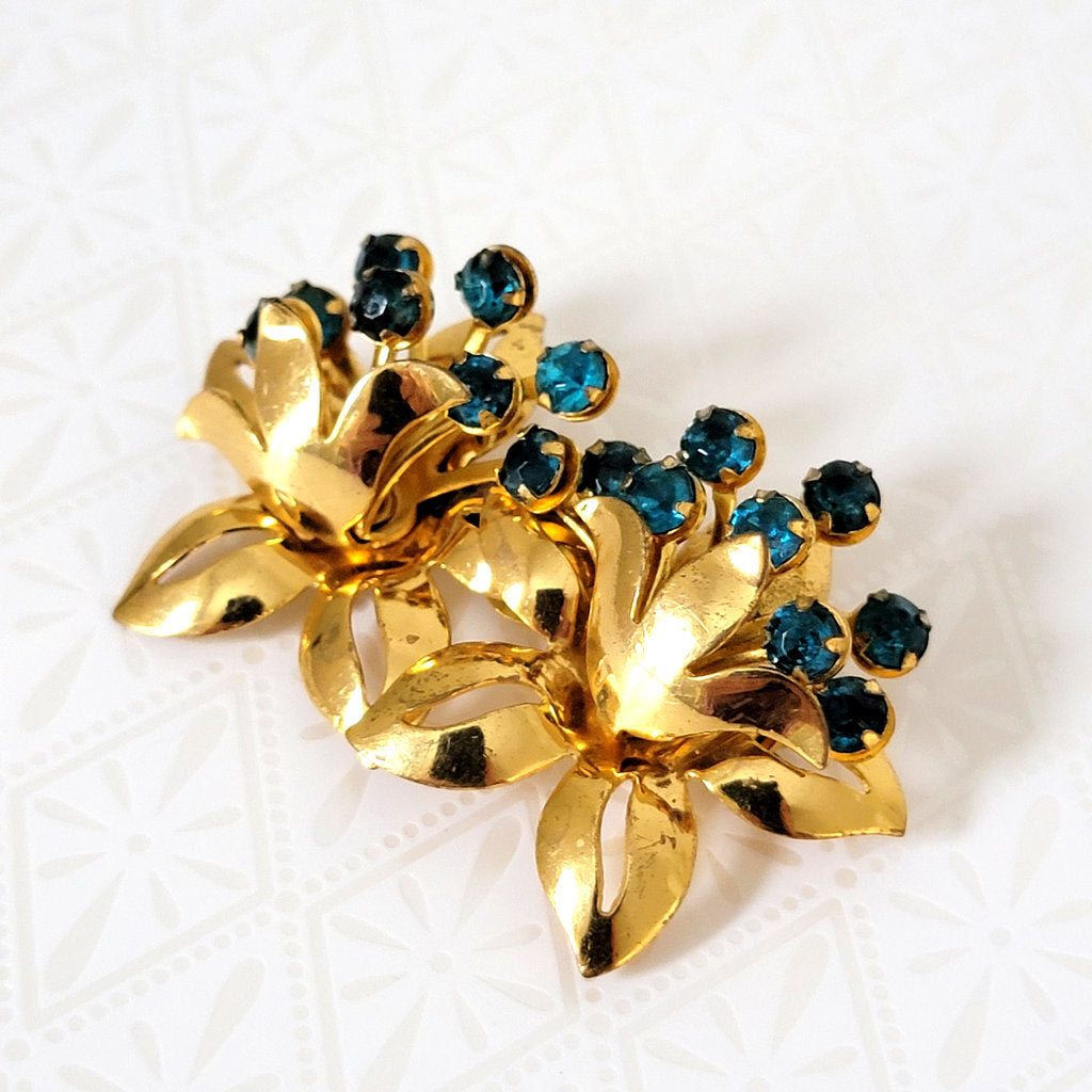 closeup of 40s double flower rhinestone pin