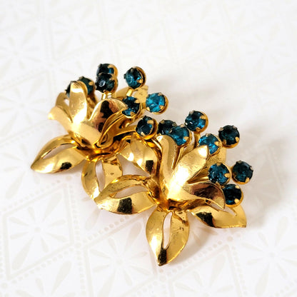 closeup of 40s double flower rhinestone pin