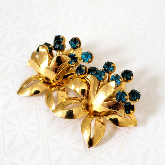 closeup of 40s double flower rhinestone pin